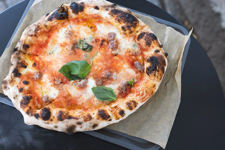 Hogyan készül az autentikus nápolyi pizza?
